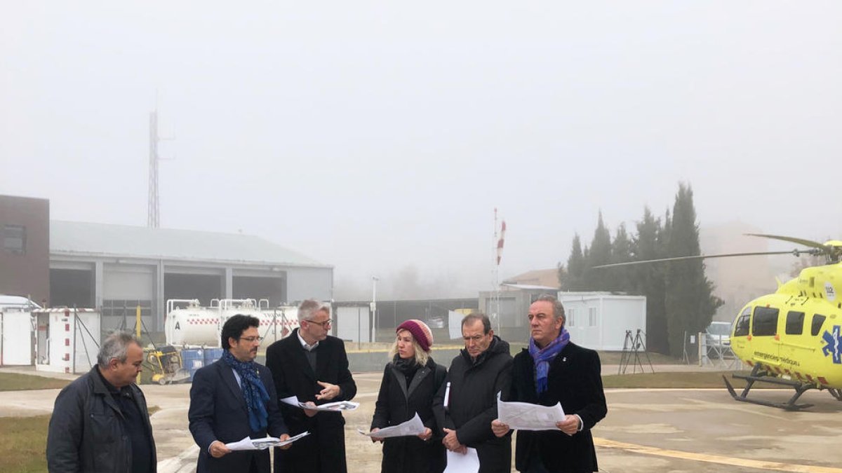 Visita de Isidre Gavín y representantes del territorio al helipuerto.