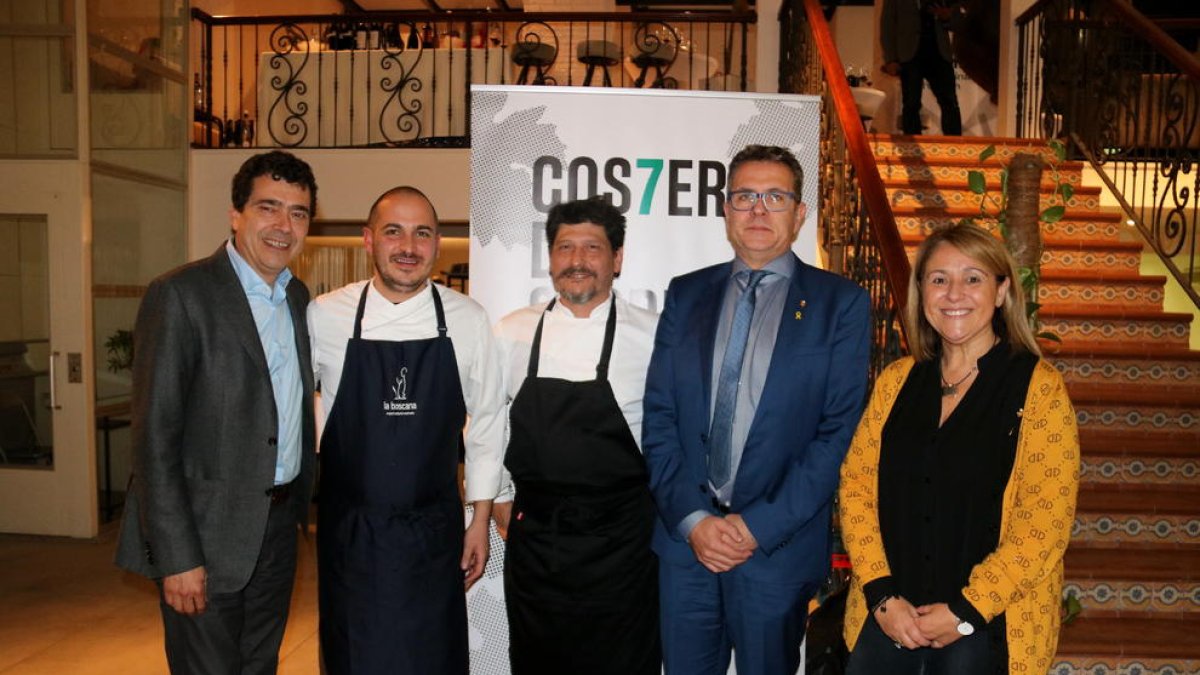 Cusiné con los chefs de La Boscana y Malena, y el presidente y vicepresidenta de la Diputación.