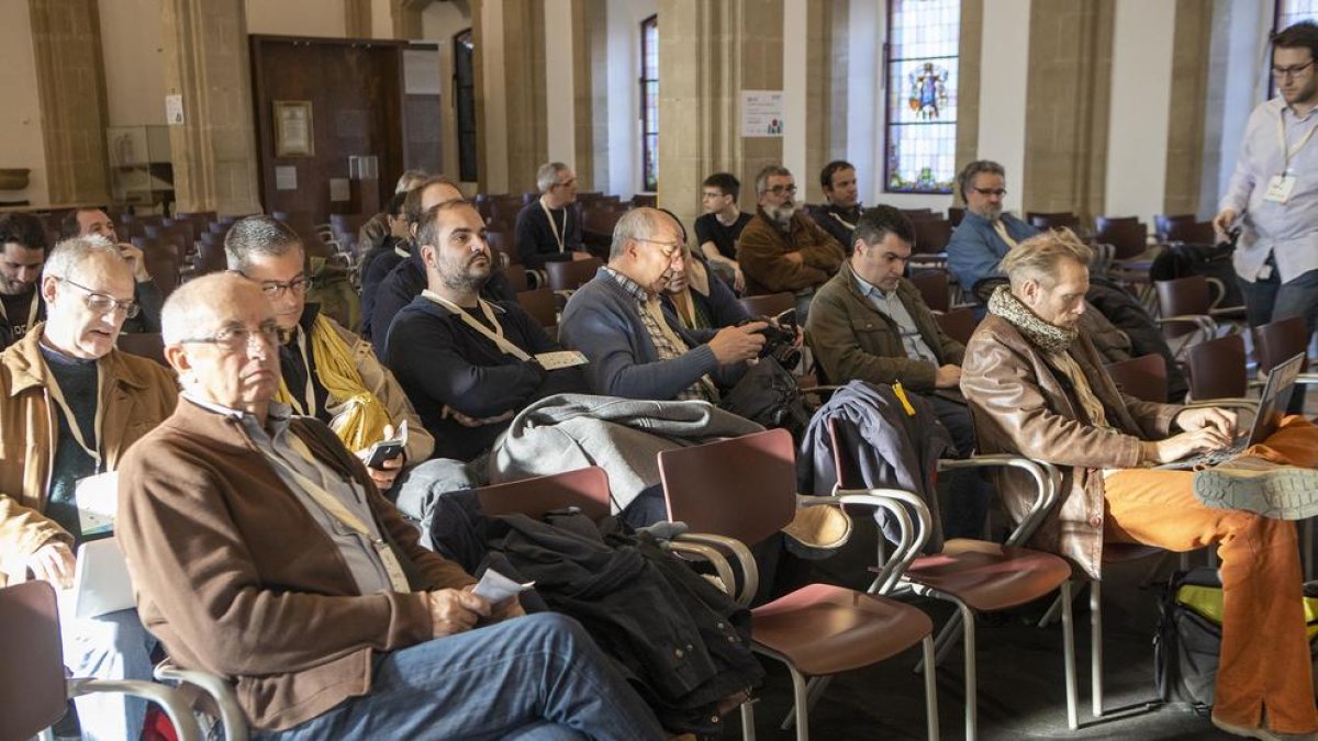 Autores de textos de Wikipedia, en la Universitat de Cervera.