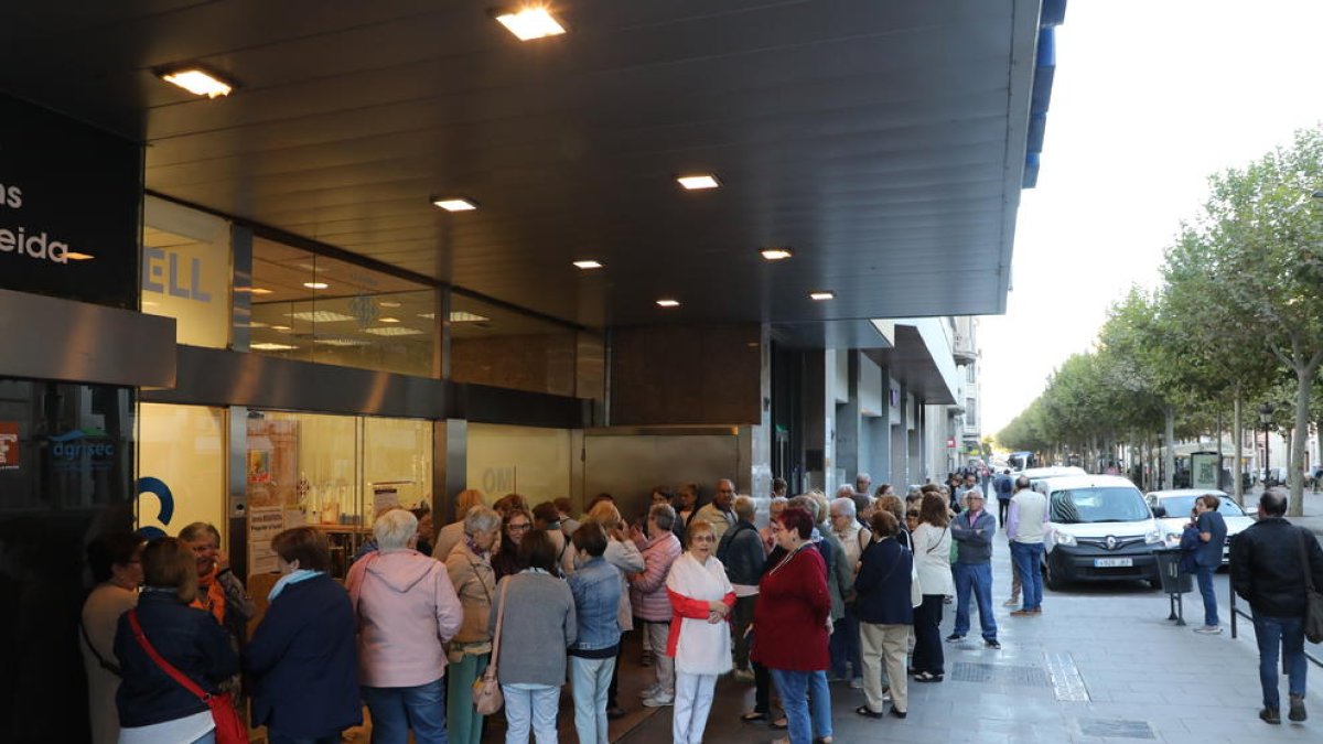 Decenas de jubilados esperan en la puerta de la OMAC para apuntarse a clases de aquagym, ayer.