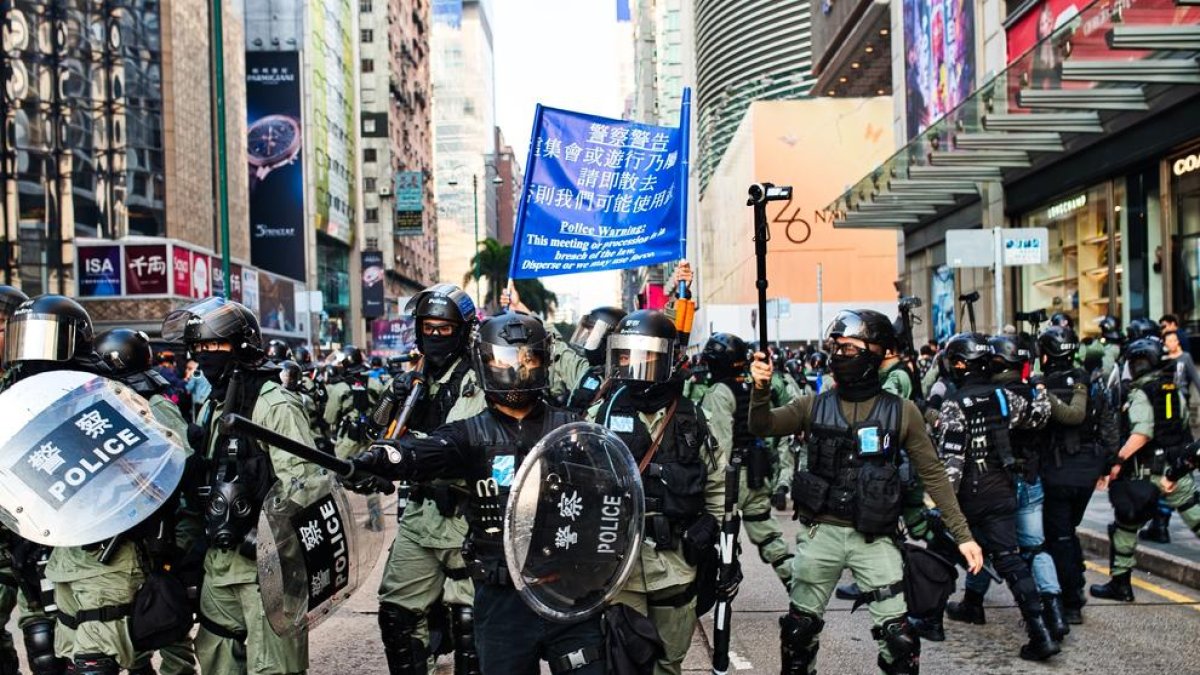 Miembros antidisturbios hongkoneses el domingo.
