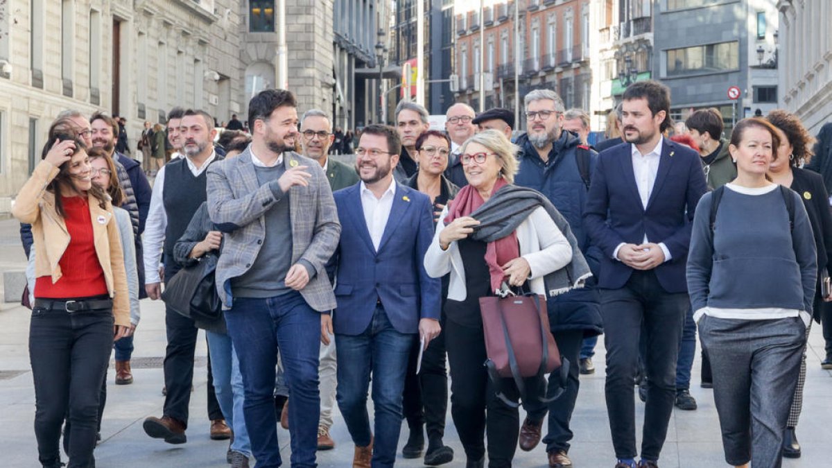 Los candidatos electos del Congreso y el Senado de ERC y Aragonès paseando por las calles de Madrid.