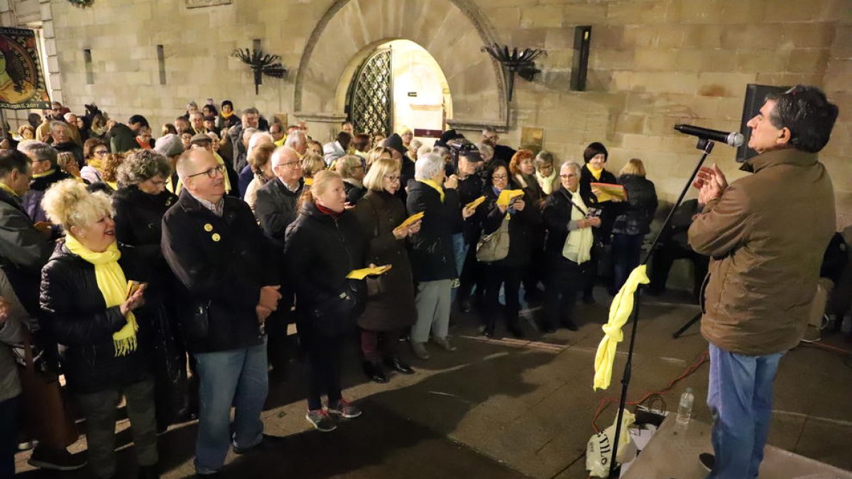Els cantaires es van reunir ahir de nou per reclamar la llibertat dels presos del procés.