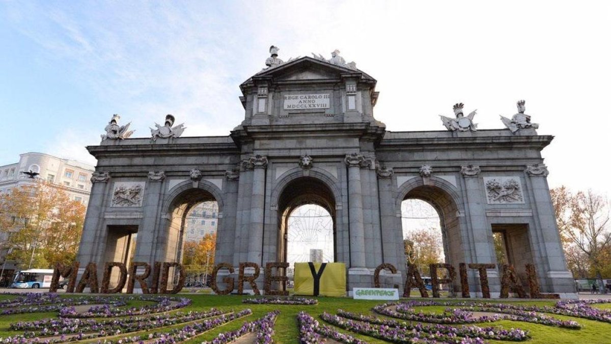 Greenpeace va canviar ahir l’eslògan “Madrid Green Capital” per “Madrid Grey Capital”.