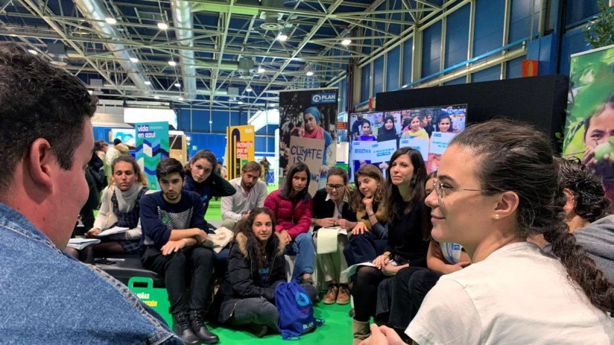 Joves en en un debat sobre el canvi climàtic, ahir a Madrid.