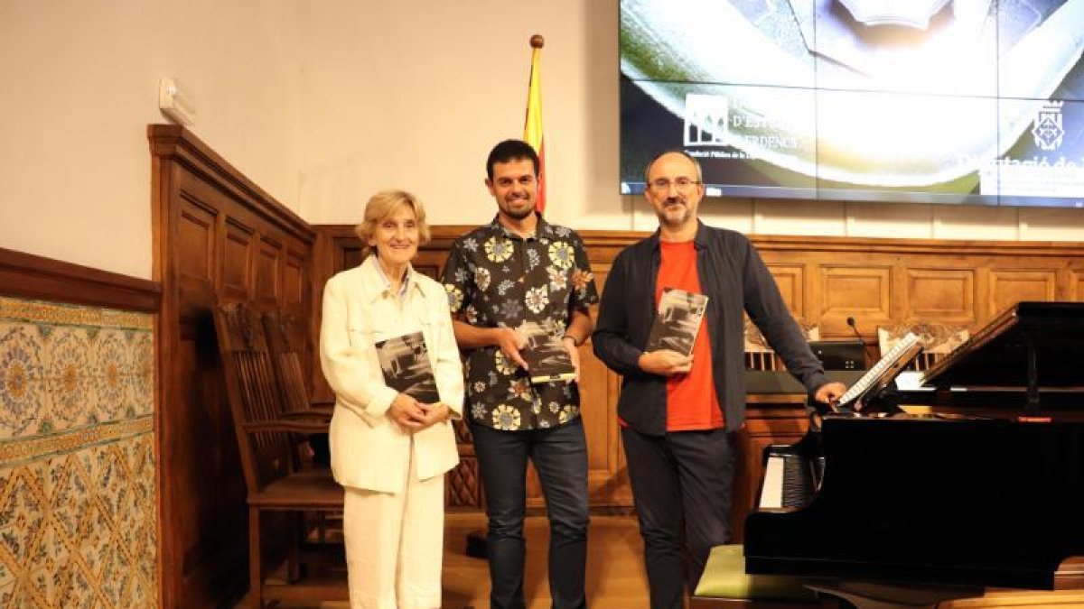 Puertas, en el centro, ayer durante la presentación en el IEI.
