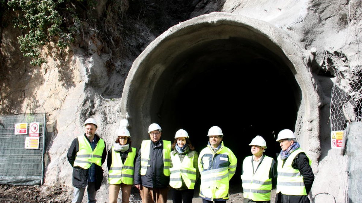 El secretari d'Infraestructures i Mobilitat, Isidre Gavín, i diversos alcaldes de l'Alt Urgell, aquest dimarts a la sortida de la galeria d'evacuació del túnel de Tresponts situada a la banda sud, ja excavada.