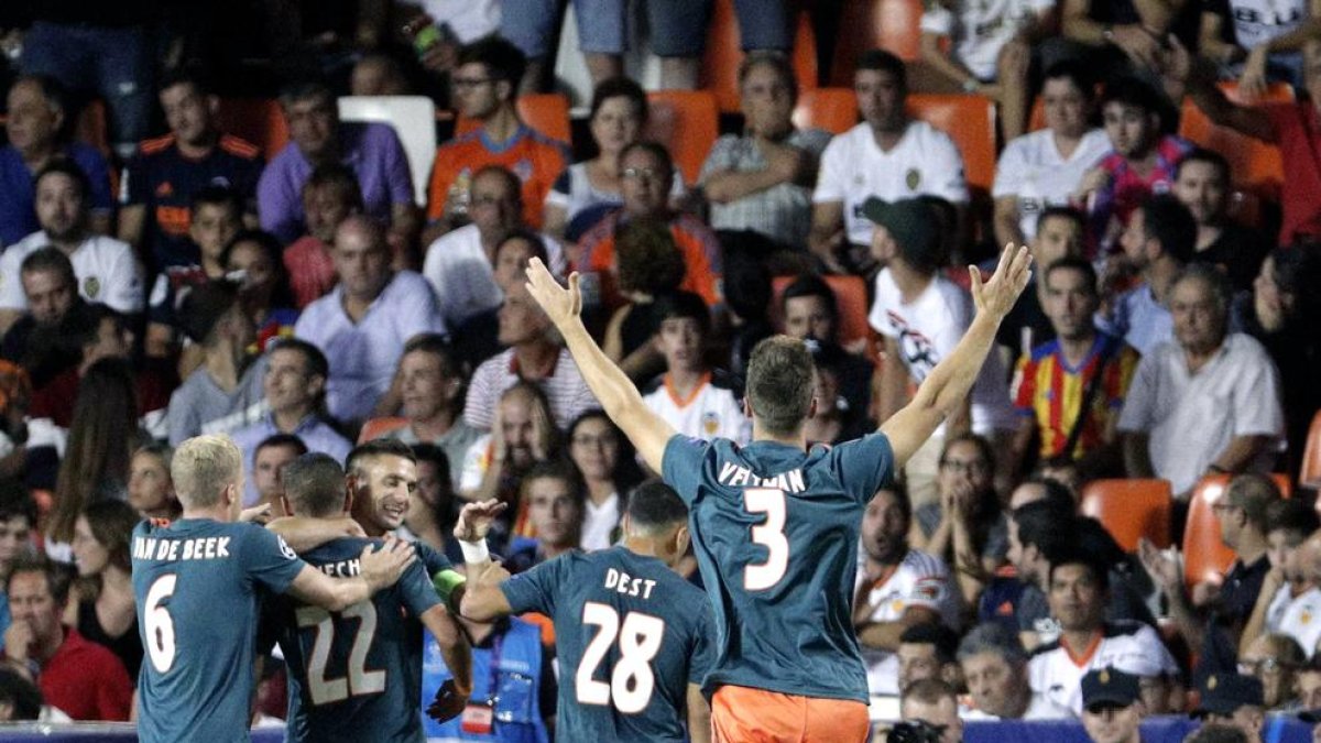 Els jugadors de l’Ajax celebren un dels gols.