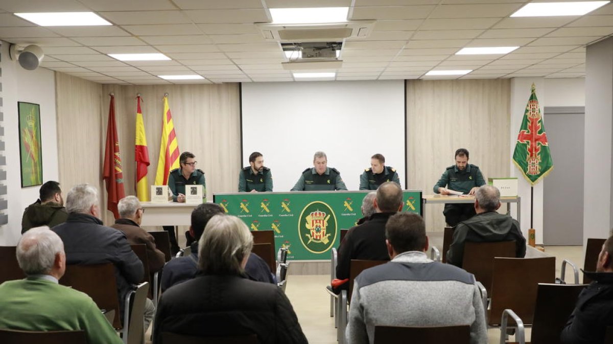 Un moment ahir de la subhasta d’armes a la comandància de la Guàrdia Civil de Lleida.