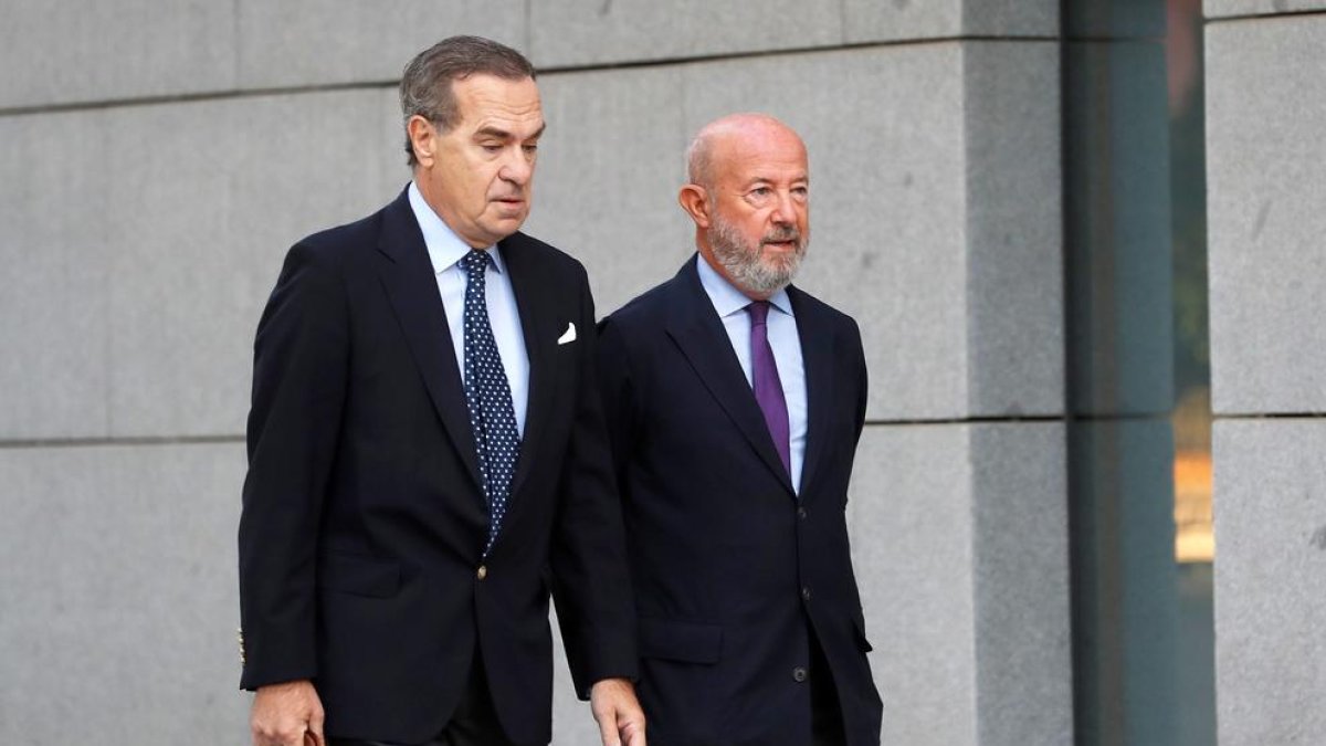 El expresidente del Banco Popular Emilio Saracho (derecha), a su llegada ayer a la Audiencia Nacional.