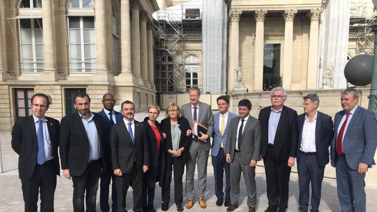 El conseller Bosch, ayer, con diputados y senadores franceses en París.