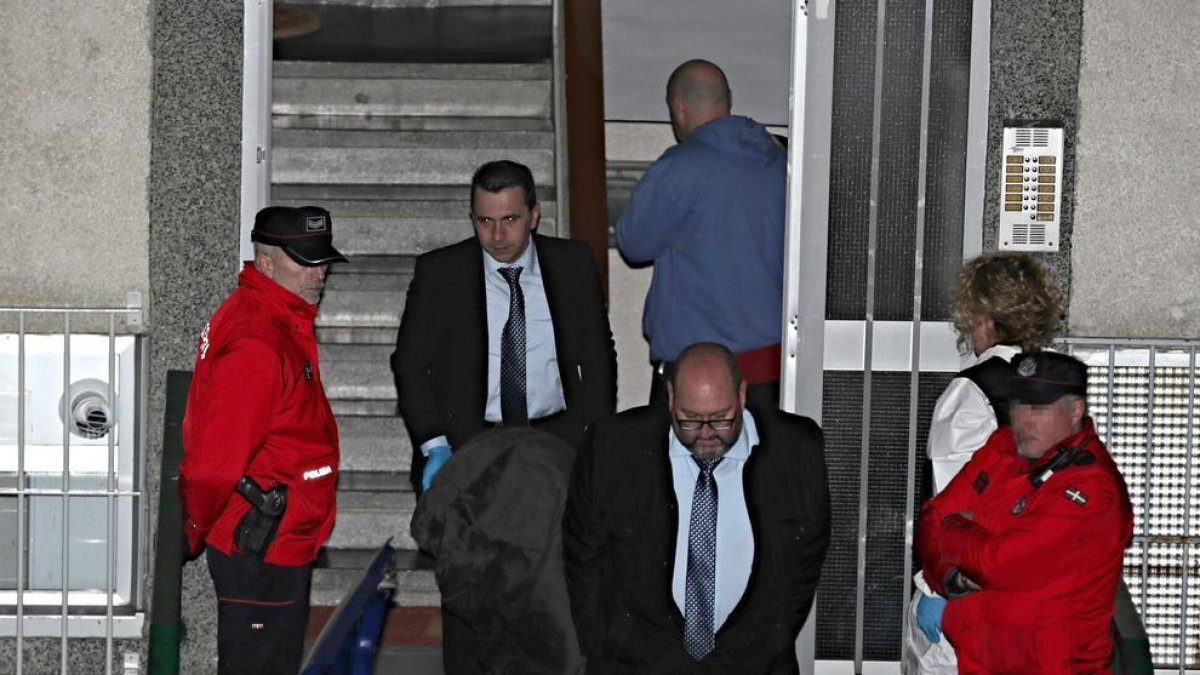 Retirada d’un dels cadàvers dels ancians, dijous.