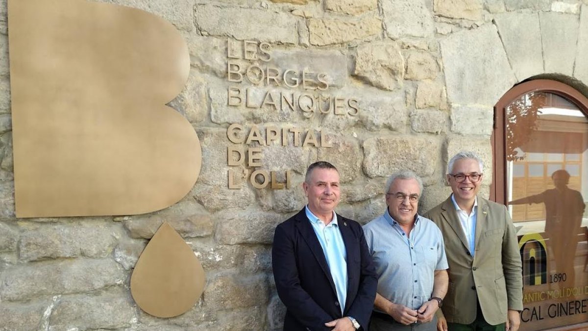 Las autoridades en su visita para la promoción turística.