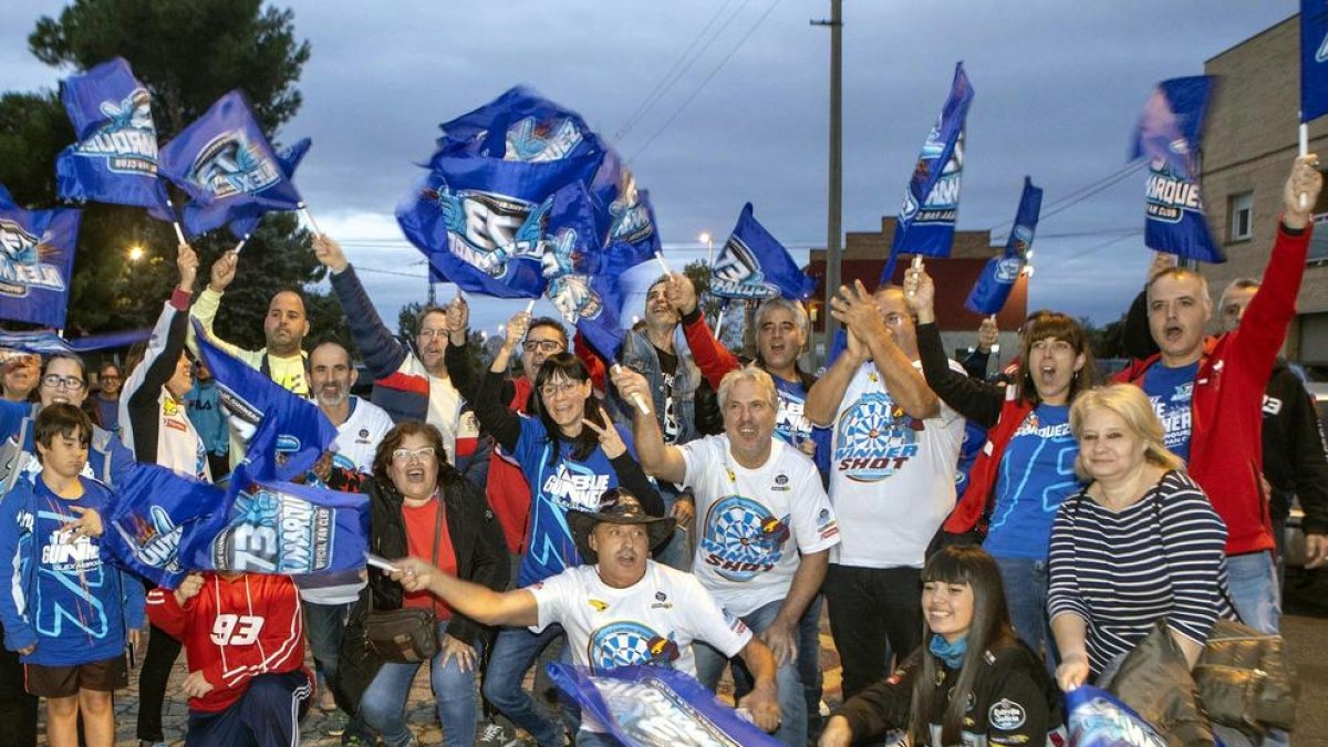 Los aficionados del Fan Club de Cervera celebraron de madrugada a lo grande el título conquistado por Àlex Màrquez.