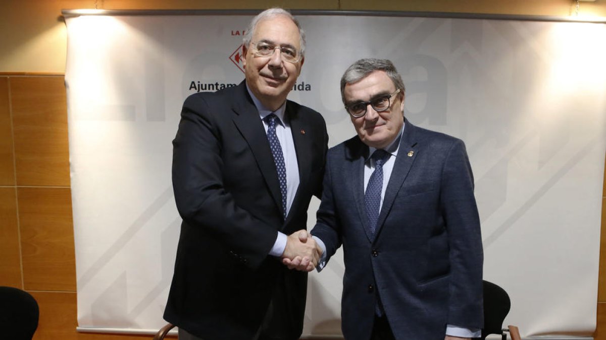 El rector y el alcalde, tras la firma de la cesión de la finca.