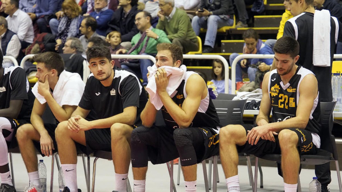 Rostres molt expressius a la banqueta de l’ICG Força Lleida.