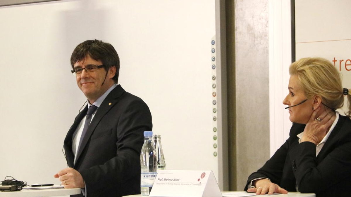 Puigdemont junto a la profesora Marlene Wind durante el debate celebrado ayer en Copenhague .
