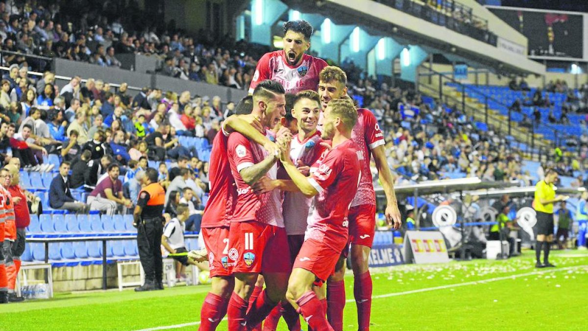 Els jugadors del Lleida celebren el gol de Raúl.