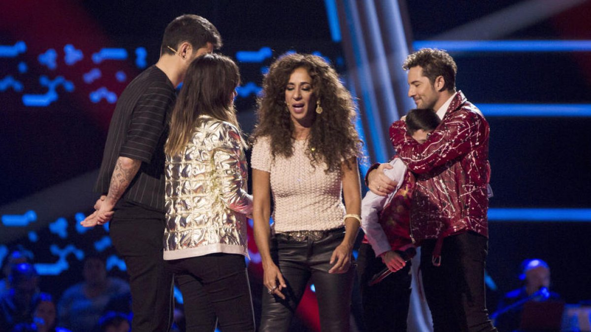 Els ‘coaches’ consolen un eliminat.