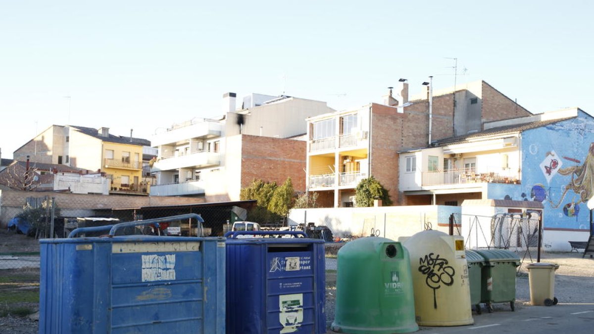 Contenidors a Torrefarrera, que seran substituïts per noves illes.