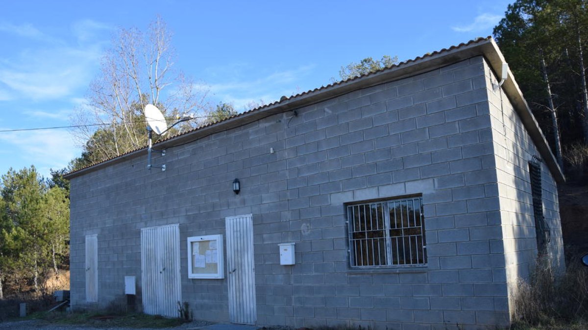 El almacén que acoge el ayuntamiento desde hace dos décadas.