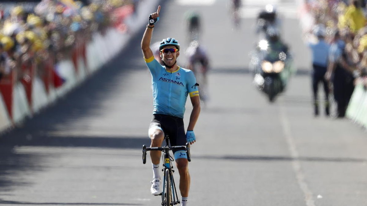 El vizcaíno Omar Fraile, en el momento de cruzar en solitario la meta.