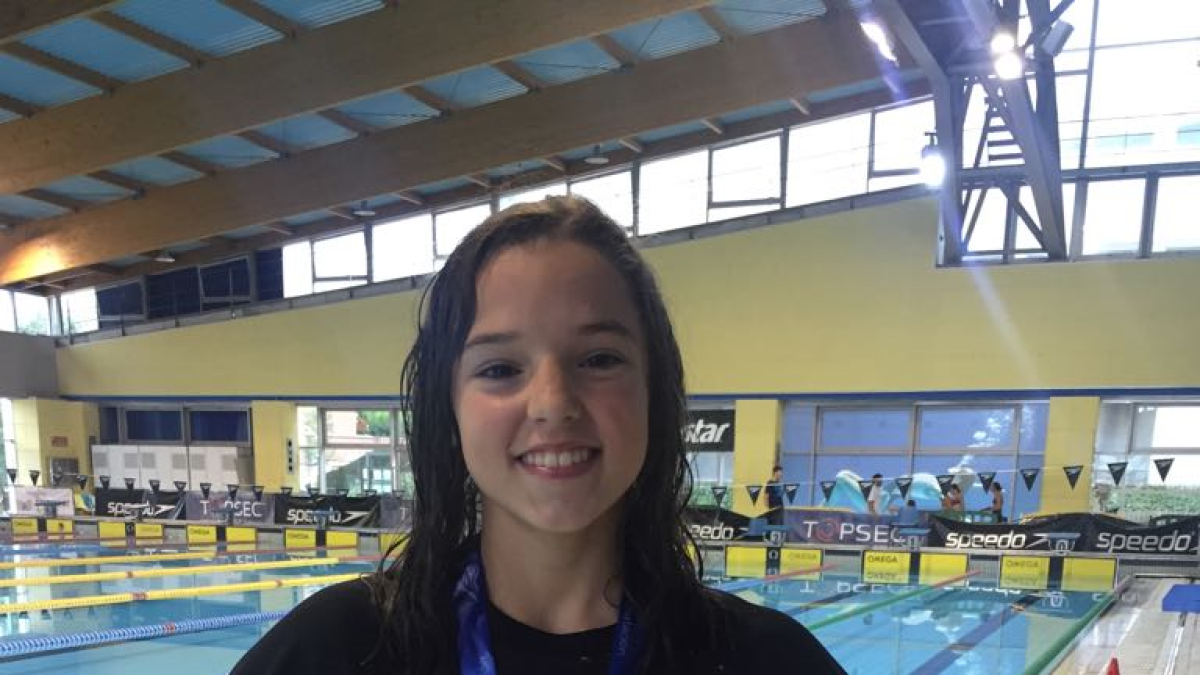 Emma Carrasco, amb la medalla d’or aconseguida ahir en 100 braça.