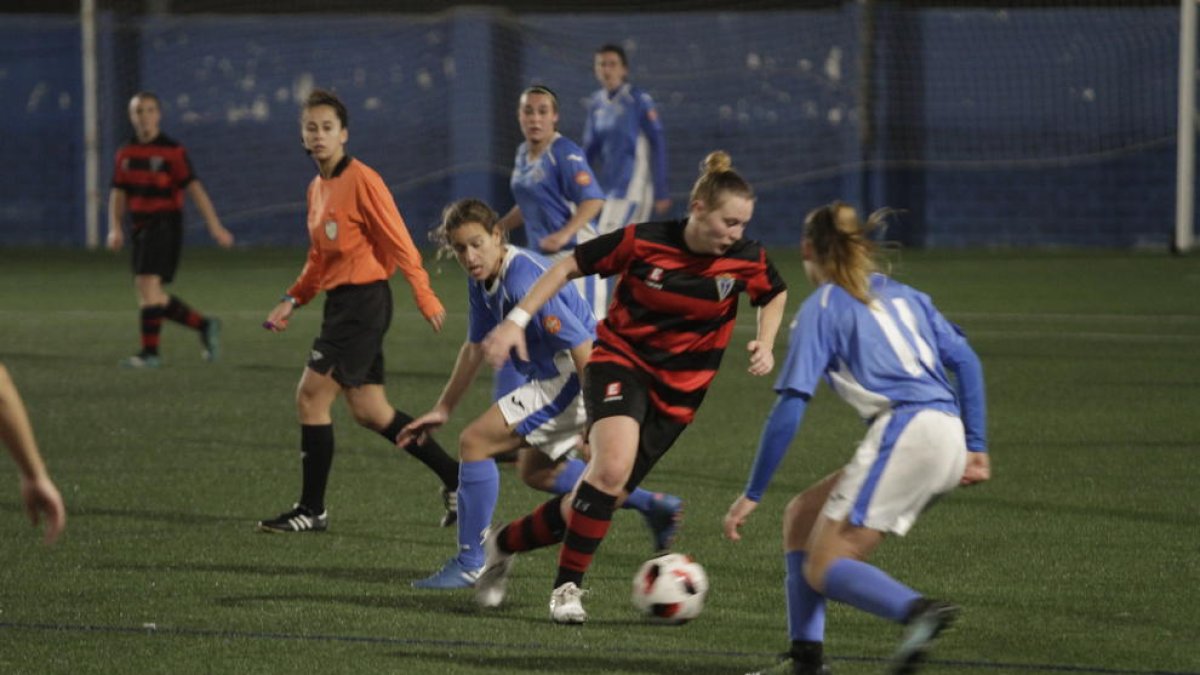 Una jugada de partido entre el AEM y el Igualada.