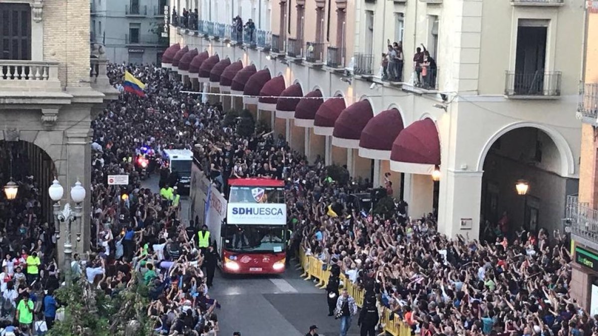 El bus descapotable de l’equip de l’Osca a l’arribar al Casino.