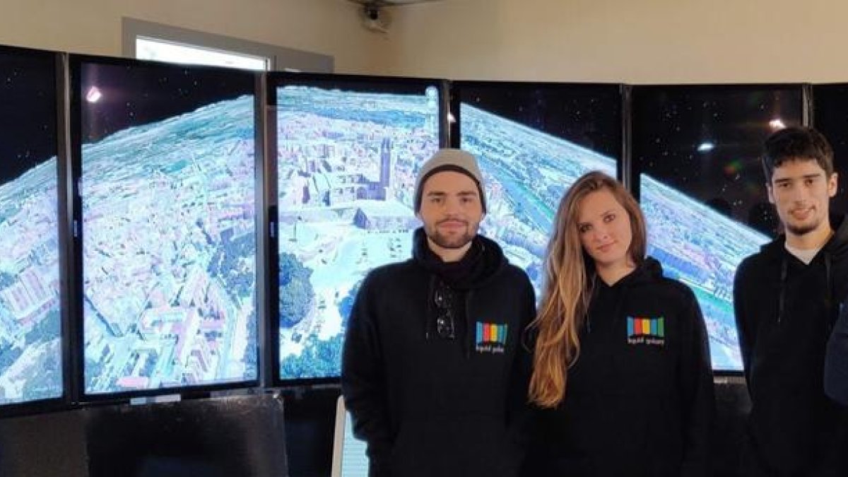 Claudia, impulsora del proyecto, junto a otros estudiantes y el director de los laboratorios del TIC.