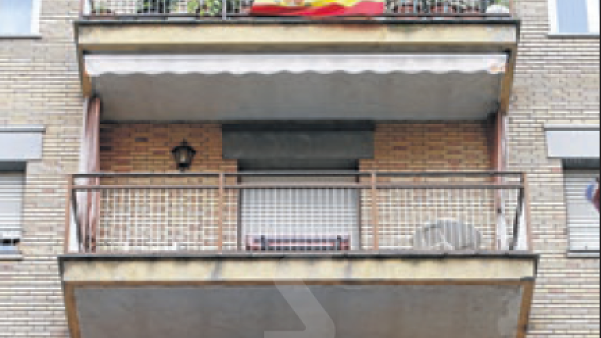 Banderes per a tots els gustos en un mateix balcó