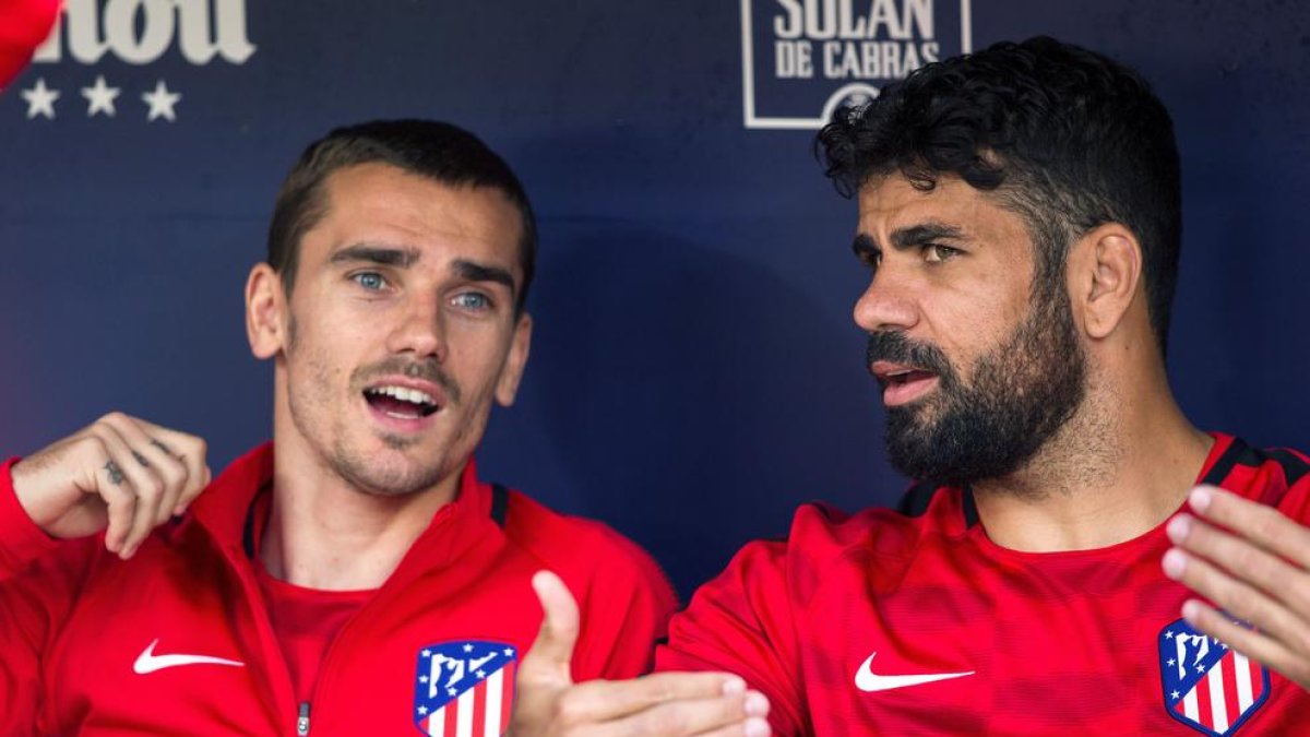 Griezmann, a la banqueta al costat de Diego Costa.