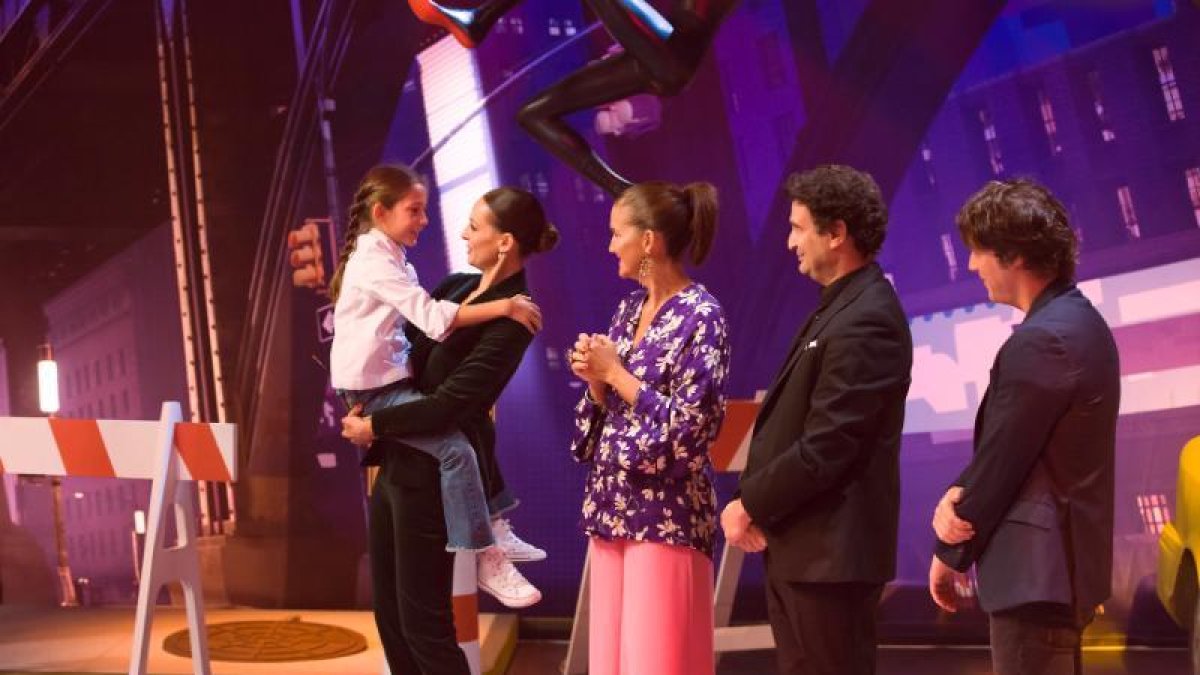 La presentadora i el jurat amb María, l’última guanyadora.