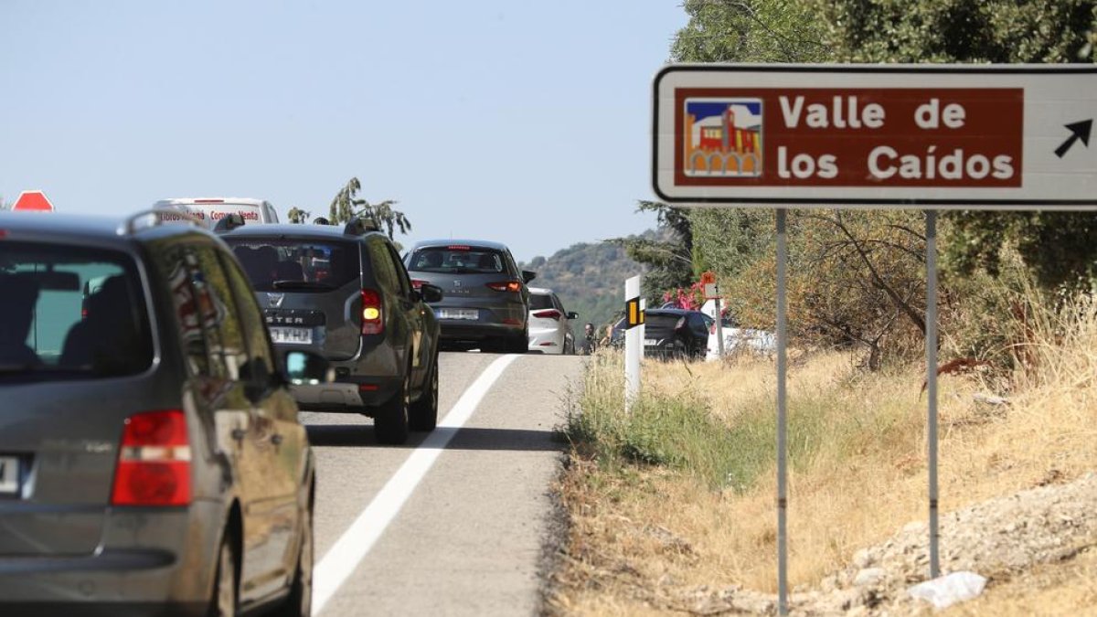 Més visites al Valle de los Caídos - L’afluència de visitants al Valle de los Caídos va augmentar ahir al cap de poques hores d’anunciar-se l’aprovació del decret llei, amb llargues cues i embussos a l’àrea limítrofa a les instal·la ...