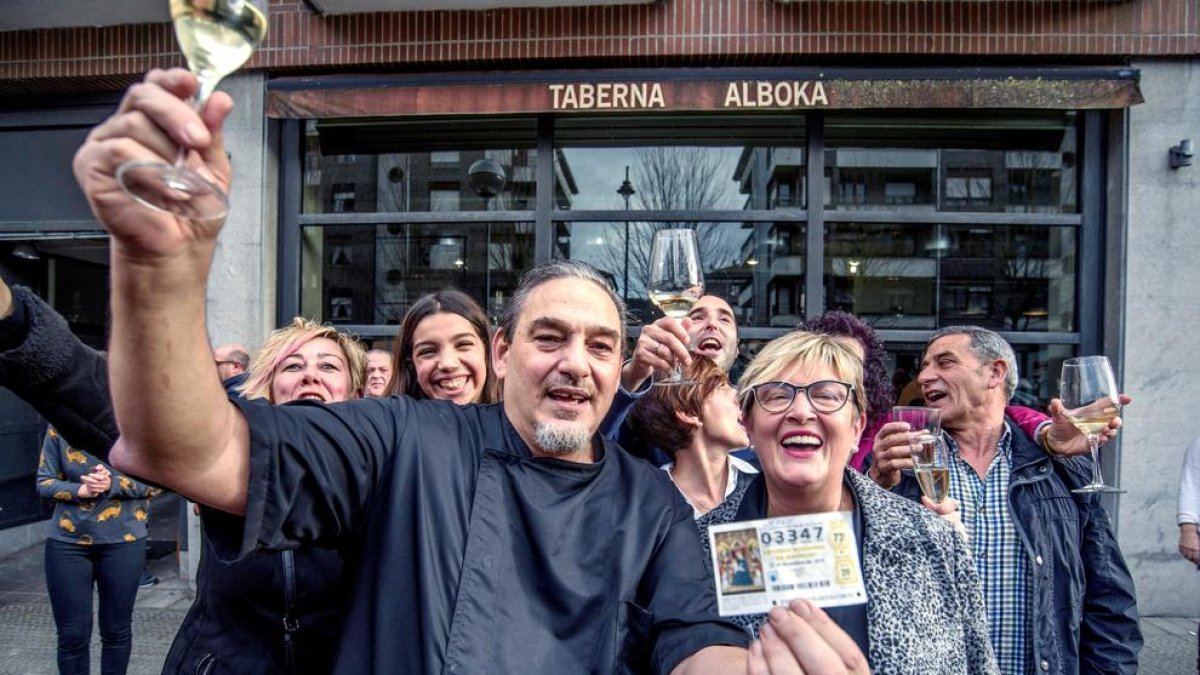 L’amo de la taverna Alboka, Javier Zarandona, amb la propietària de l’administració que li va vendre el número, Begoña Musatagi ahir.