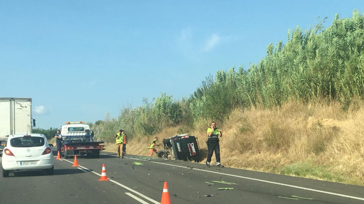 Un coche volcado ayer tras una colisión en la C-12 en Corbins.
