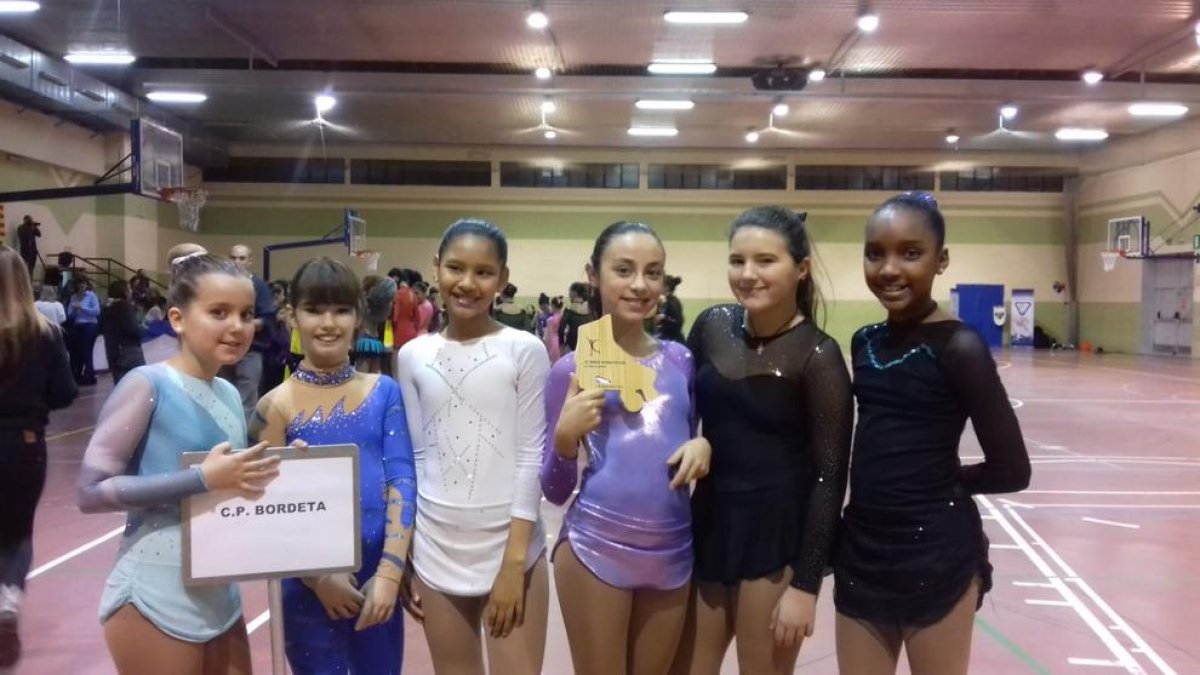 Foto de grup de les patinadores del Club Patí Bordeta.