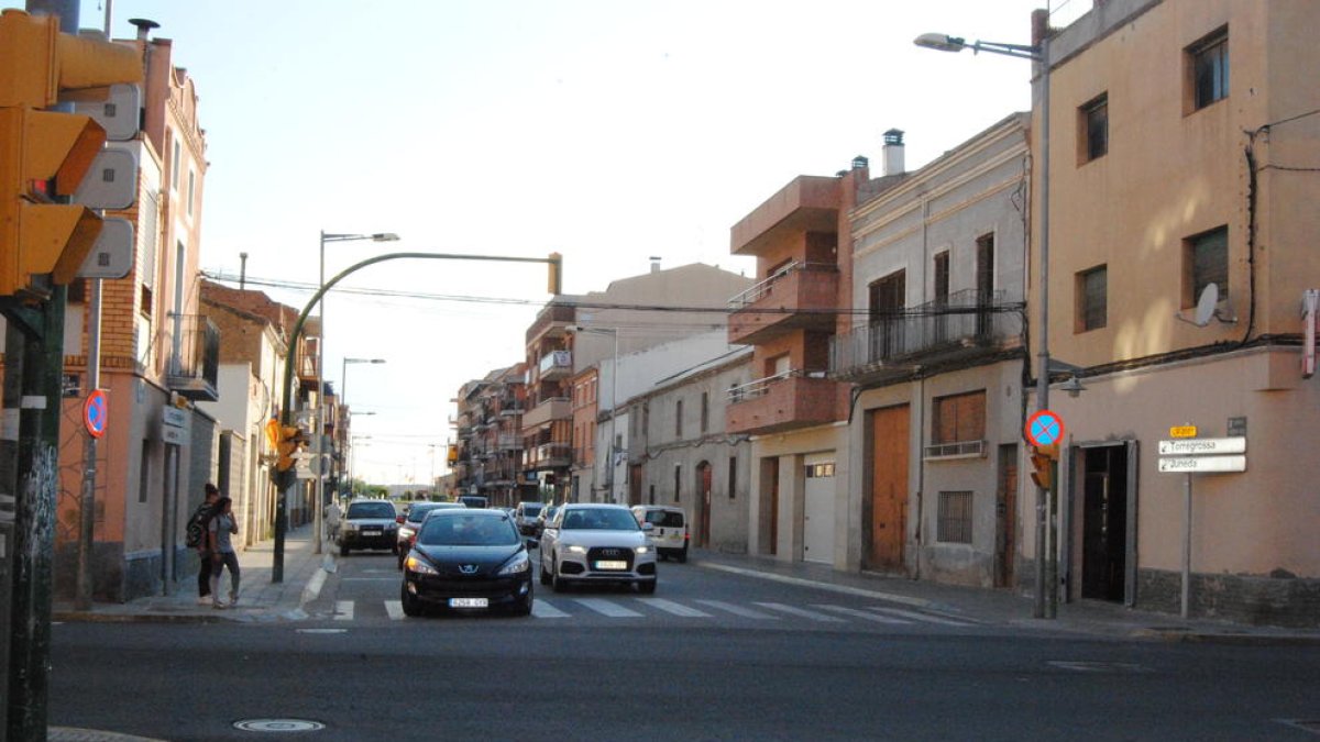 El fuego se inició en la calle Ferran Puig de Mollerussa.