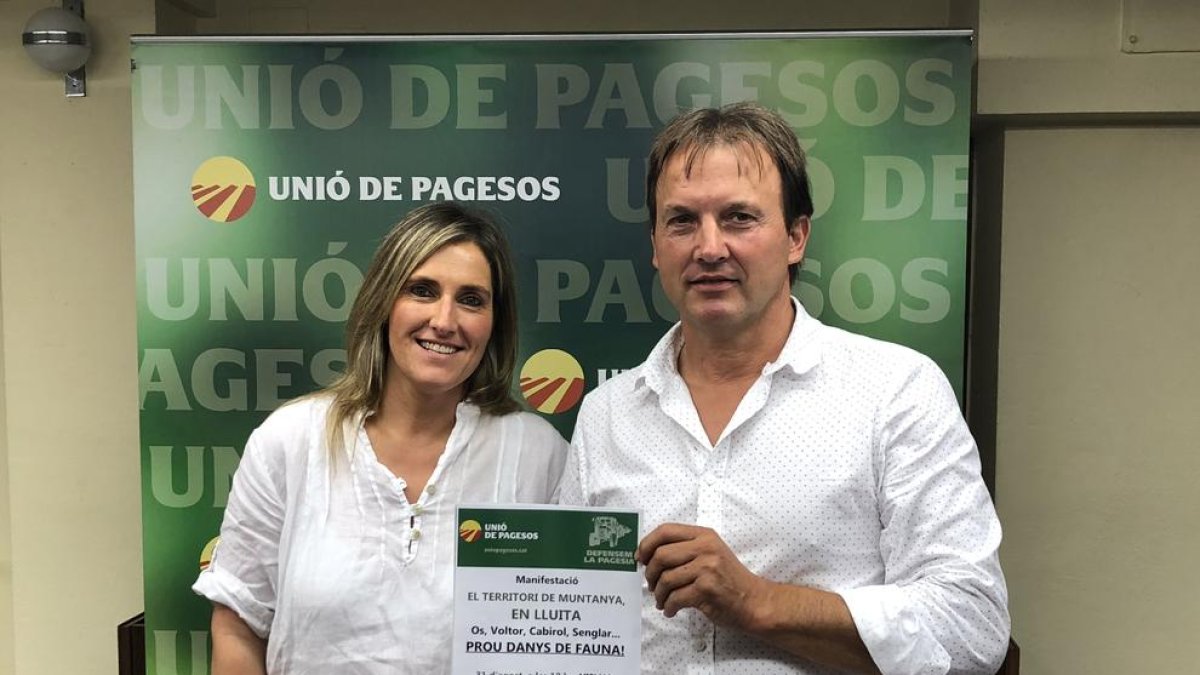 Representantes de UP con el cartel de la manifestación.