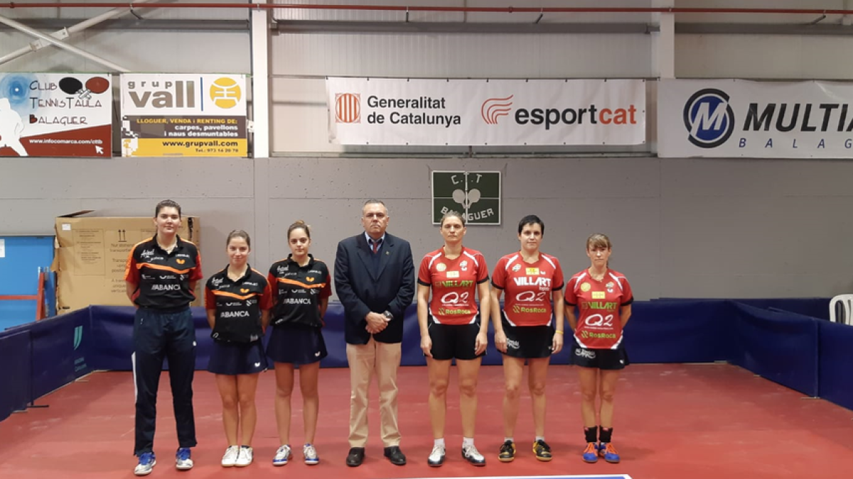 Los equipos del Villart y el Arteal posan antes del partido.