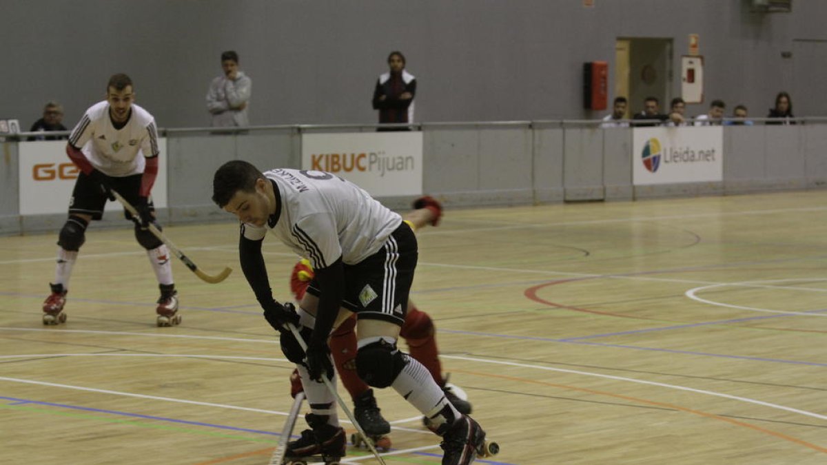 Matts Zilken, de l’Alpicat, pugna per una bola.