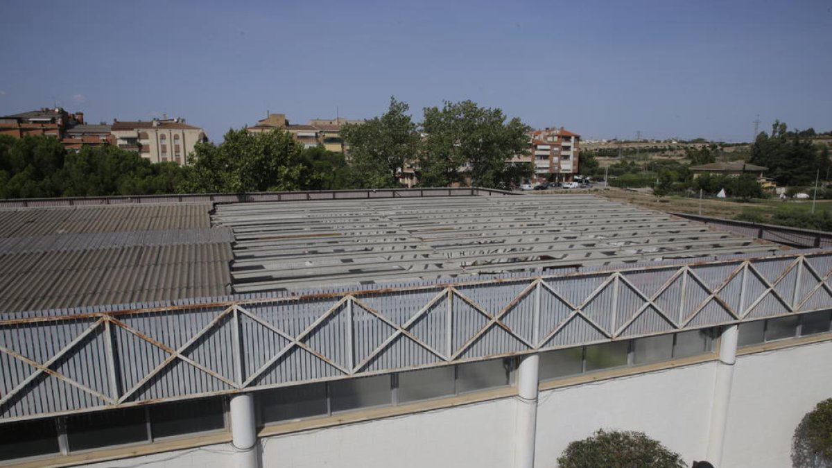 Retirada la uralita de la meitat de la coberta del pavelló de la Bordeta