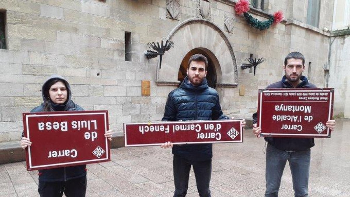 Arrenquen plaques de carrers vinculats al franquisme i les entreguen a la Paeria