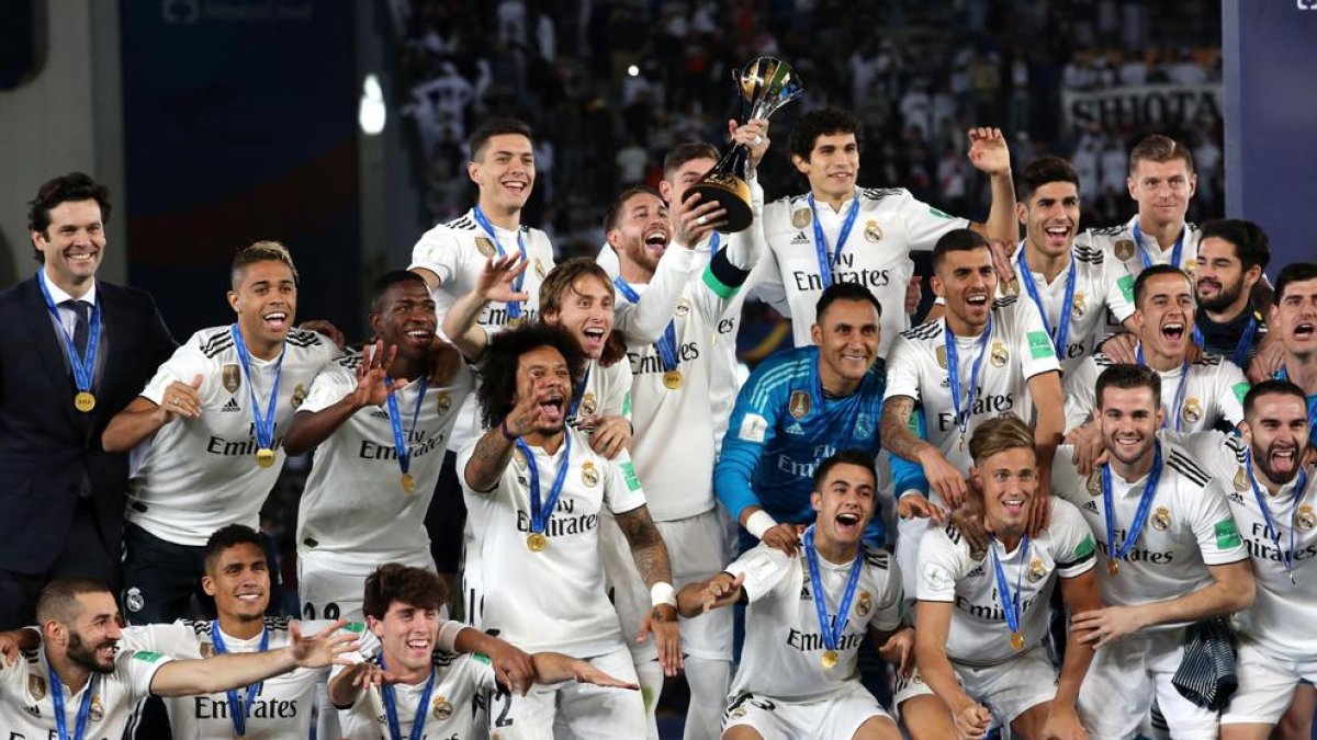 L’esquadra del Reial Madrid celebra el Mundial de Clubs conquerit ahir a Abu Dhabi.
