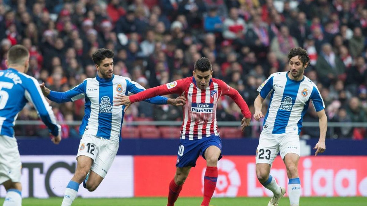 Ángel Correa conduce el balón entre Dídac Vilà y Granero, ayer en el Wanda Metropolitano.