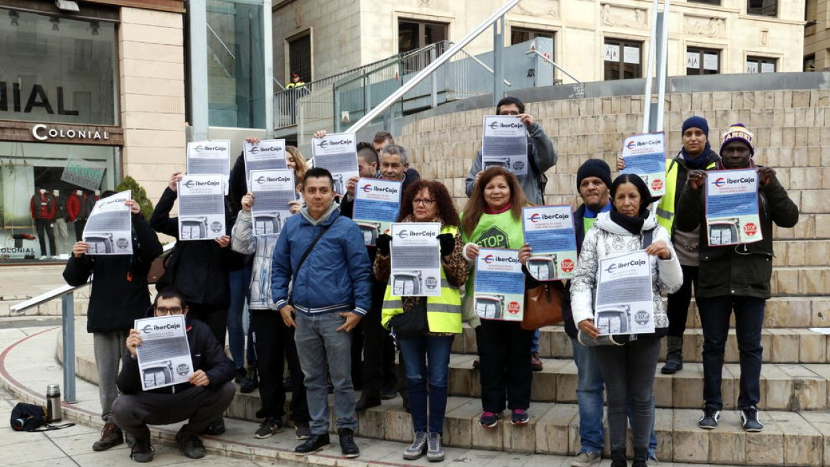 Un grup d’activistes de la PAH, amb un dels acusats al centre, ahir abans d’anar al jutjat.