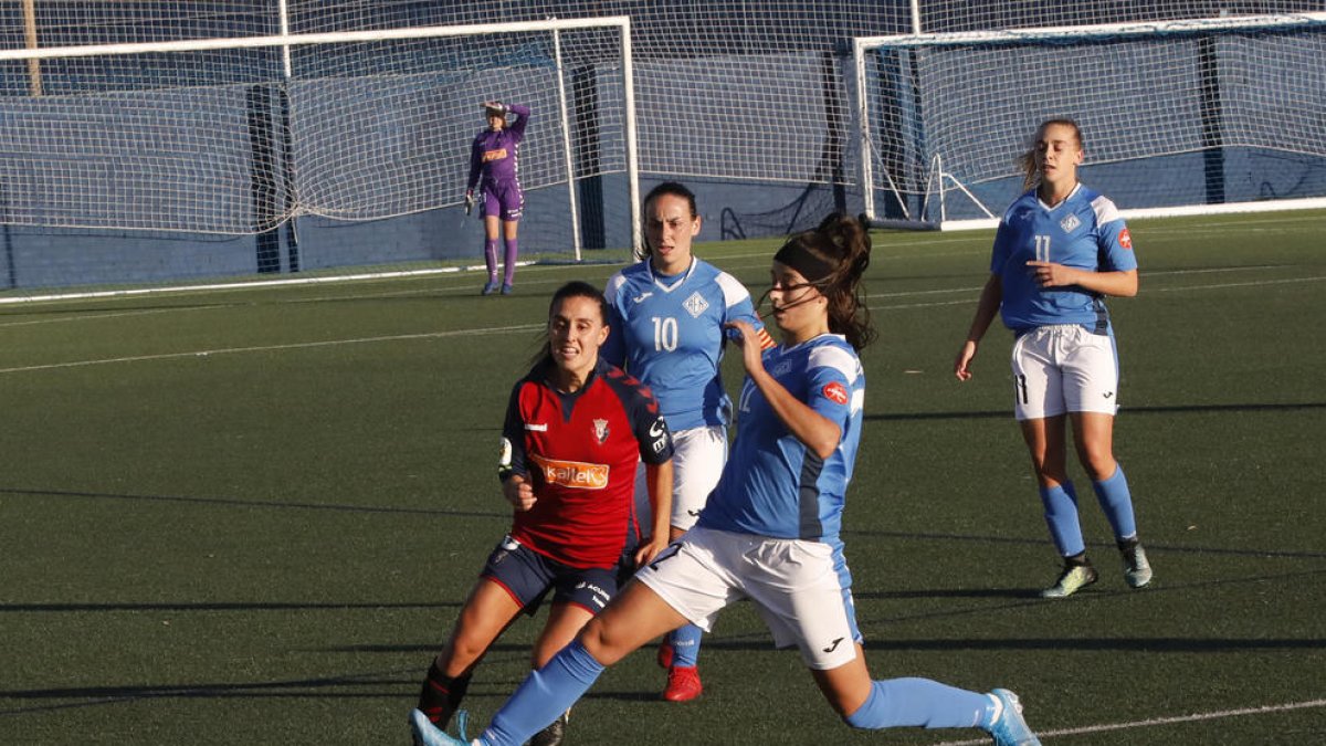 Patri, una de las mejores jugadoras del AEM ayer, corta un pase en el centro del campo.