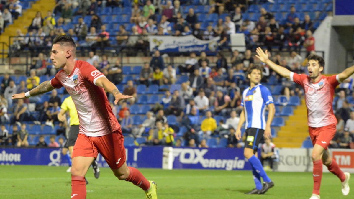 Joan Oriol es disposa a llançar un obús en una acció del partit.