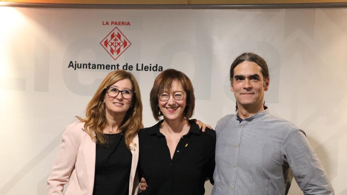 Los ediles Anna Campos, Montse Pifarré y Sergi Talamonte, antes de presentar las ordenanzas.