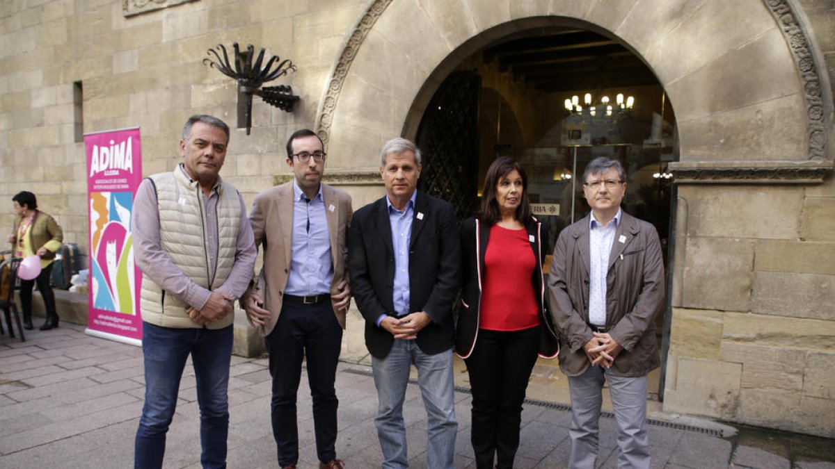 Alberto Fernández Díaz (centre), ahir amb els regidors Dolors López i Joan Vilella (dreta).